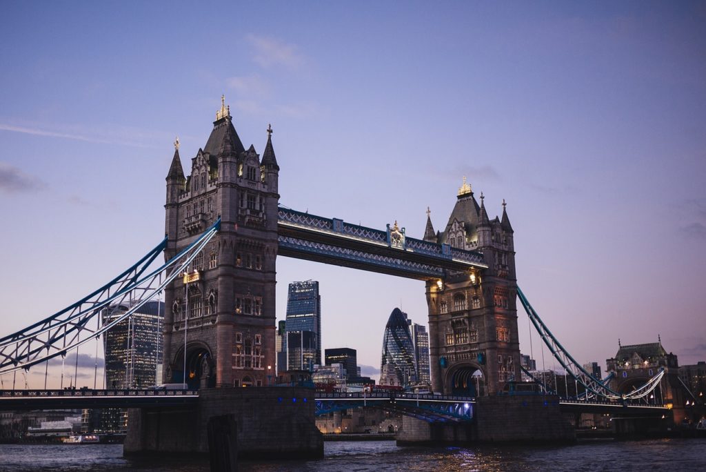 tower bridge illuminé au crépuscule avec la skyline de Londres en arrière-plan