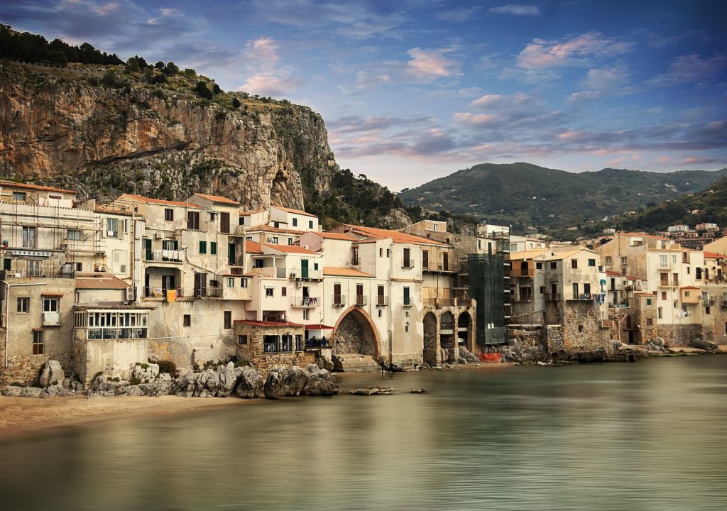 village côtier sicilien avec maisons colorées surplombant la mer méditerranée