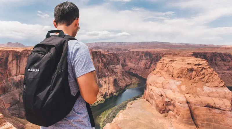 randonneur avec sac à dos observant le Grand Canyon et ses falaises rocheuses