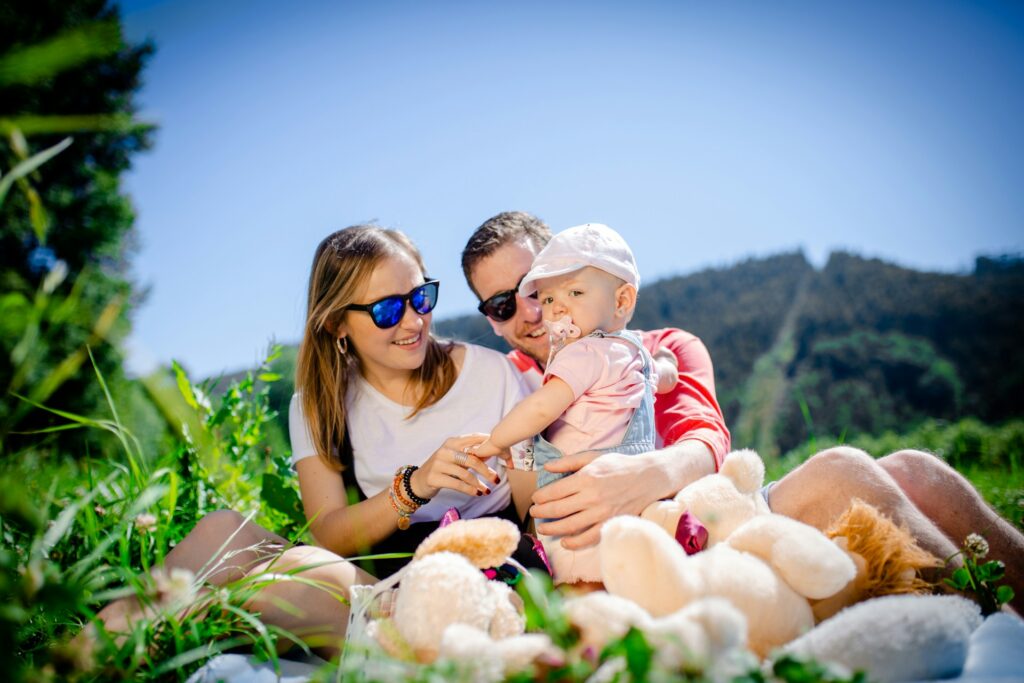 famille heureuse en pique-nique à la montagne lors de vacances d'été