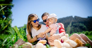 famille heureuse en pique-nique à la montagne lors de vacances d'été