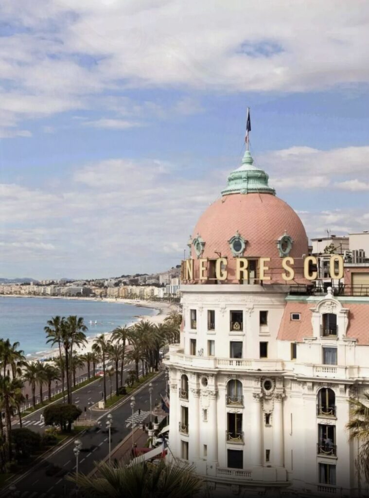 hôtel negresco avec dôme rose et vue sur la baie de nice